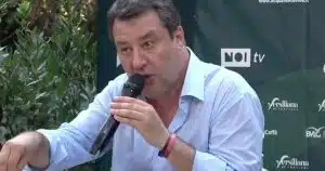 Matteo Salvini cannabis light bere acqua dannoso