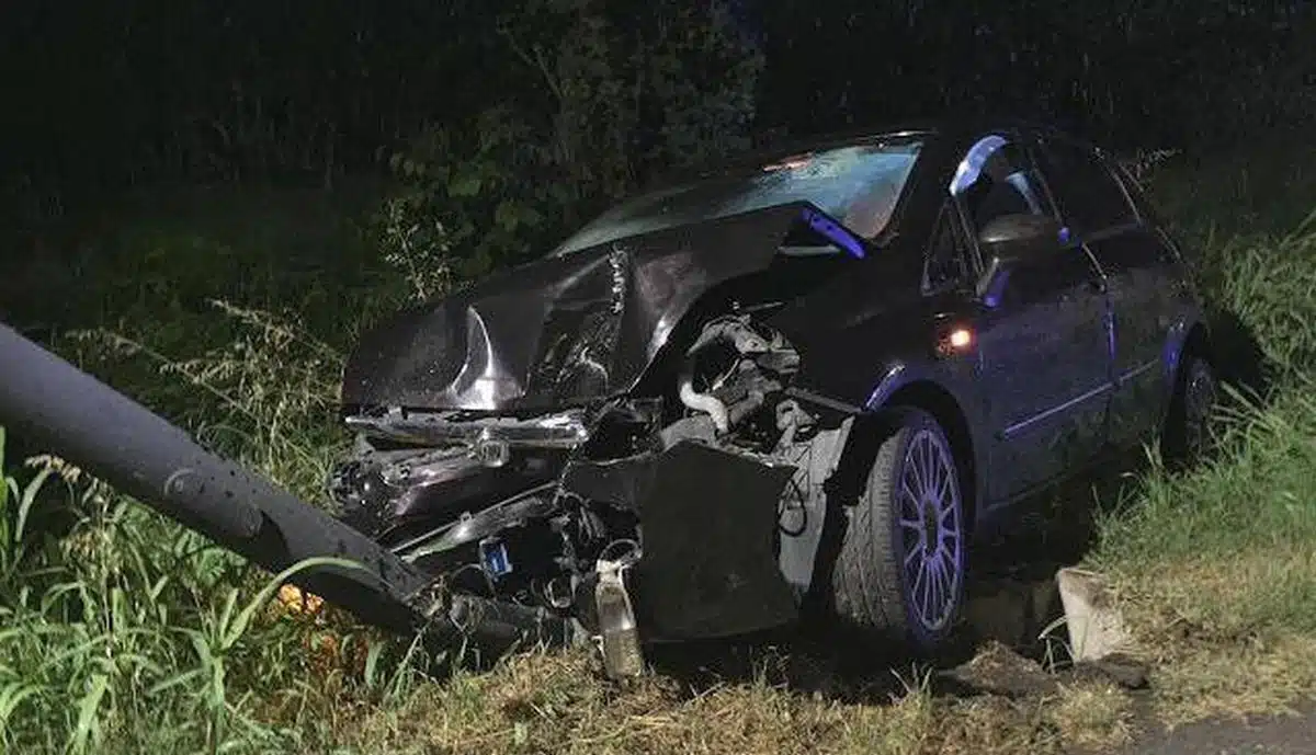 giugliano auto contro palo luce morto cosa è successo 10 agosto