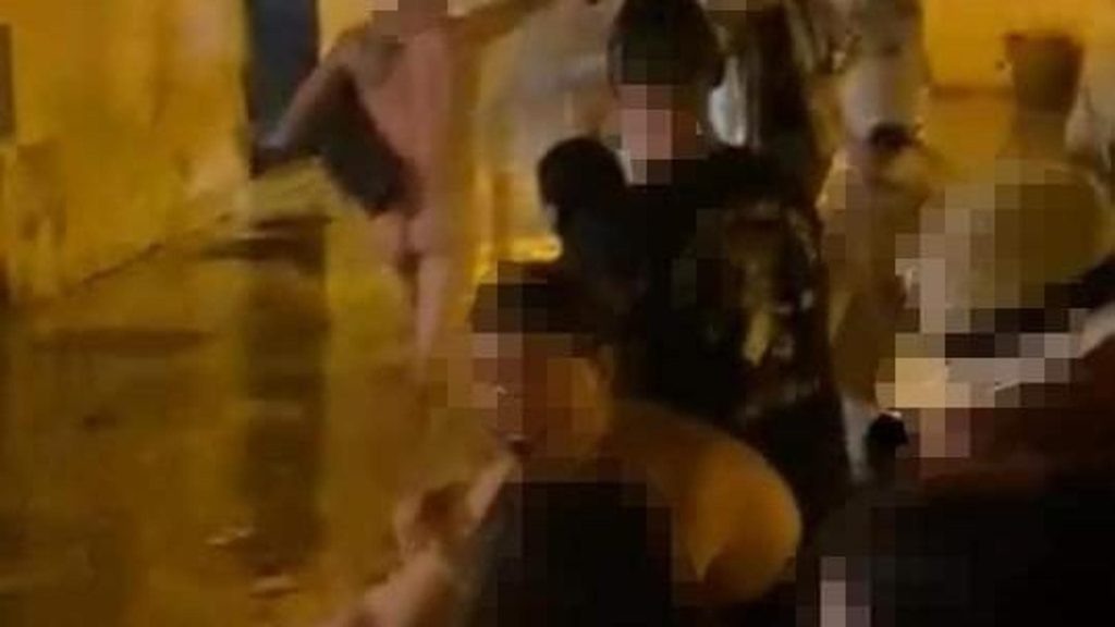 lecce turista nudo picchiato addio celibato