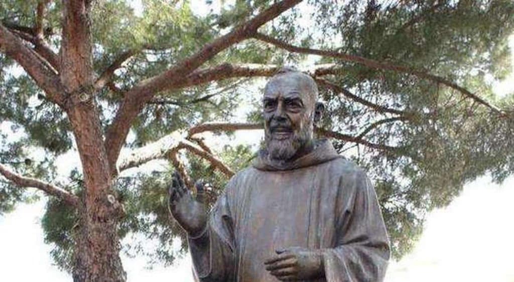 san nicola manfredi sindaco vieta funzione religiosa davanti statua san pio