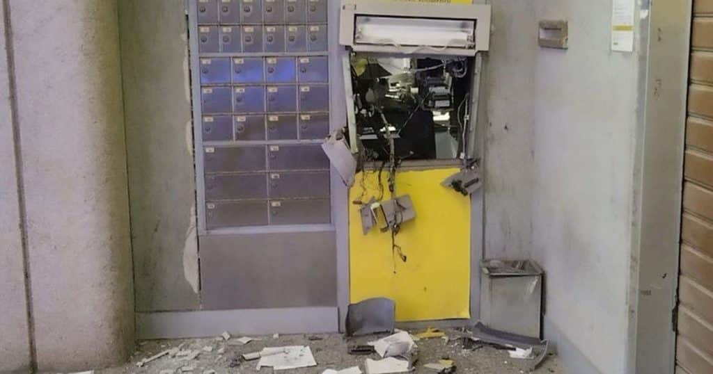 Montecorvino Rovella, fanno esplodere l'ATM ma scappano