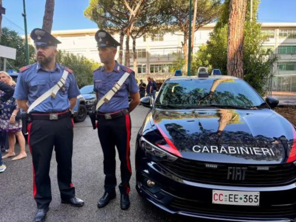 Torre del Greco, studente cade dal secondo piano della scuola