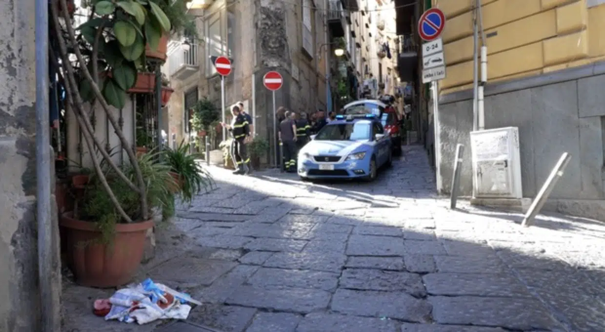 Napoli, giovane turista colpita da un vaso al centro storico