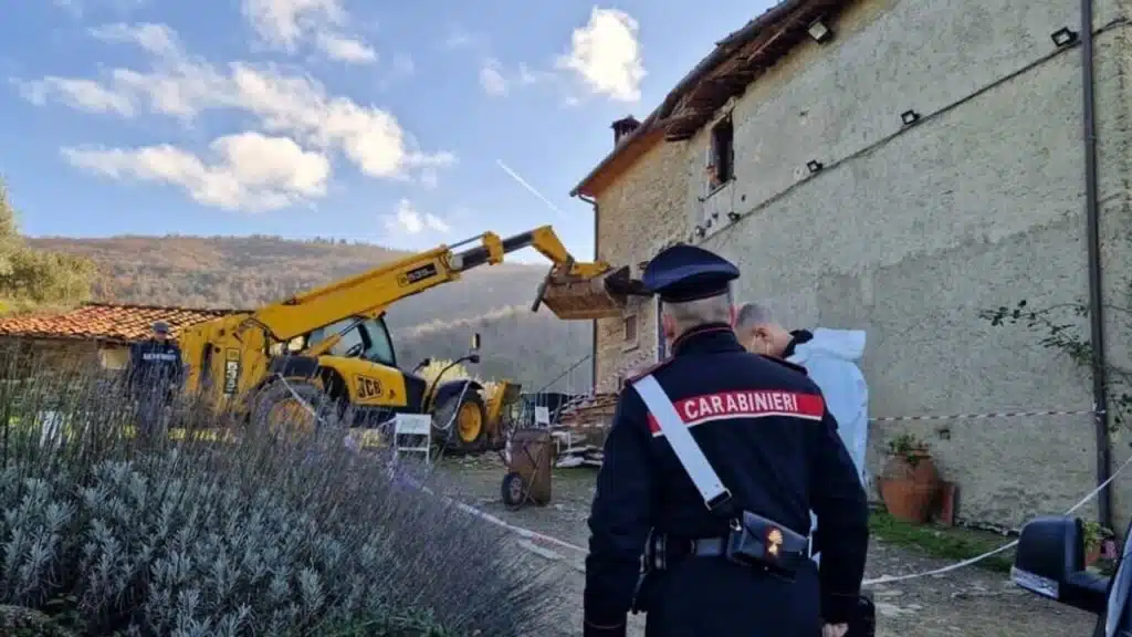 Assalta con una ruspa la casa del vicino, lui lo uccide con una carabina: "Eccesso di legittima difesa"