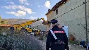 Assalta con una ruspa la casa del vicino, lui lo uccide con una carabina: "Eccesso di legittima difesa"