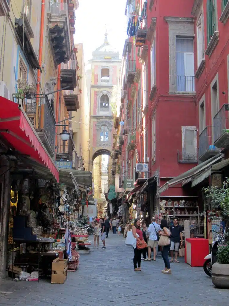 San Gregorio Armeno chiusa traffico