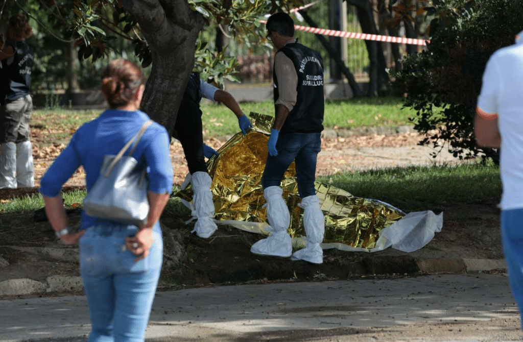 Omicidio lungomare Napoli senzatetto sgozzato