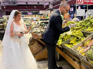 Castelfiorentino matrimonio sposi spesa supermercato