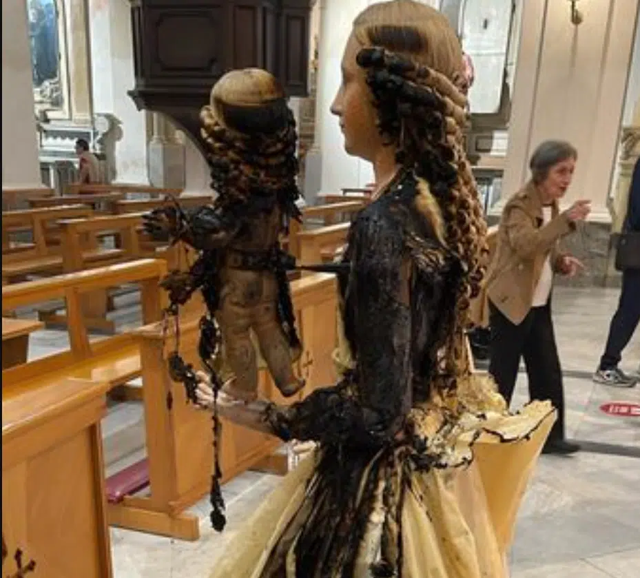 Cava donna incendiato statua Madonna