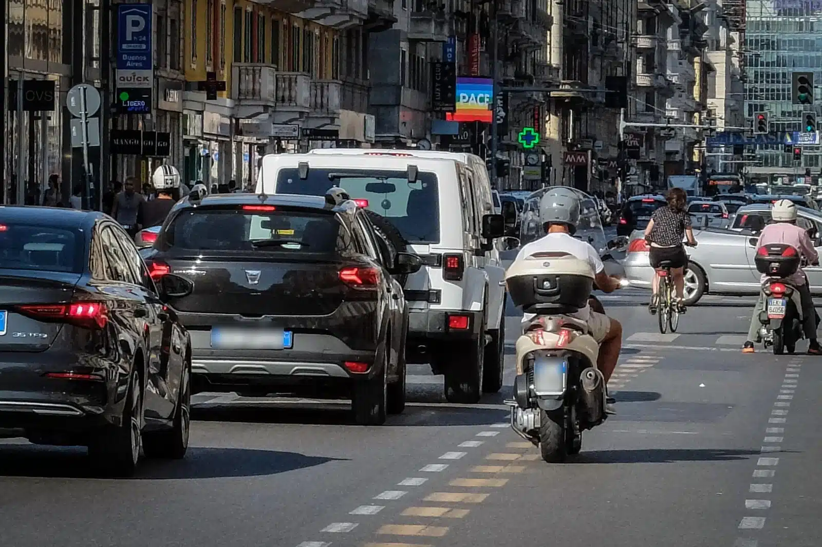 Treviso, resta bloccato nel traffico mentre va al pronto soccorso: muore in auto a 33 anni