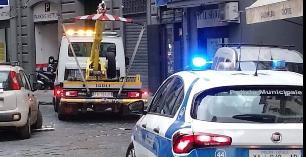 Napoli controlli contro parcheggiatori abusivi