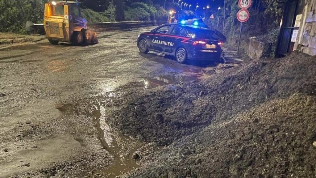 Gragnano, frana la montagna causa pioggia: evacuate 20 persone