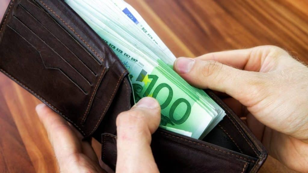 Trova un borsello con 5 mila euro e va dai carabinieri, mistero a Como