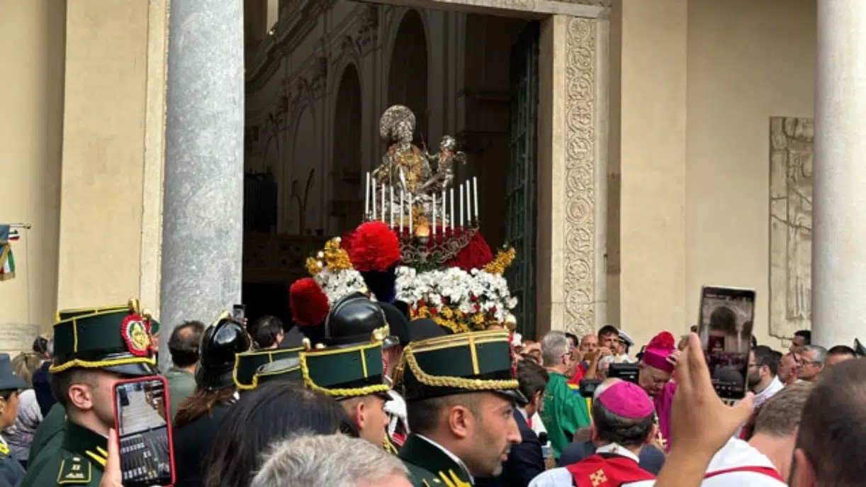 San Matteo, migliaia di fedeli alla processione