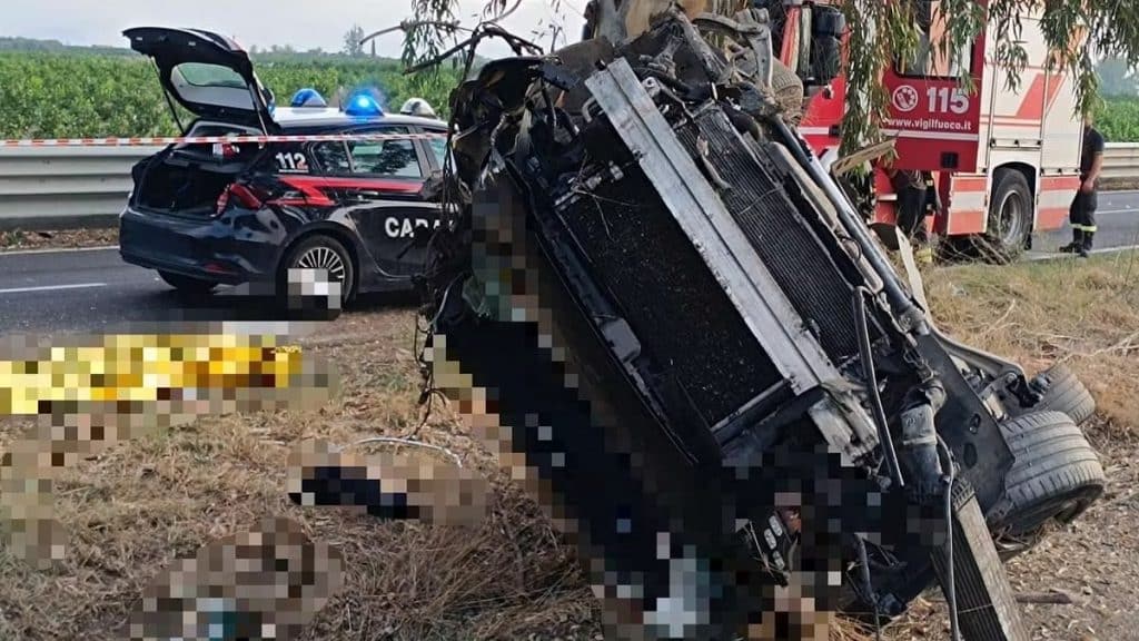 Catania, auto esce di strada: morto un 15enne, gravi altri tre giovani