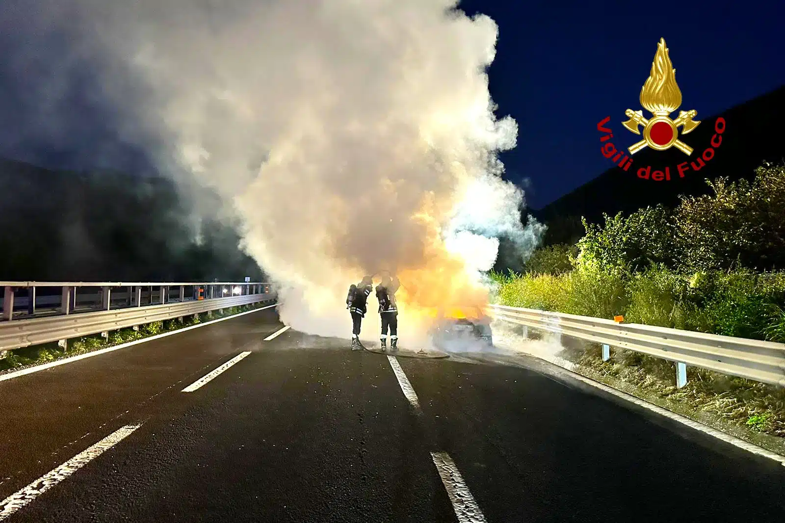 Incendio sull'autostrada, auto avvolta dalle fiamme sull'A16