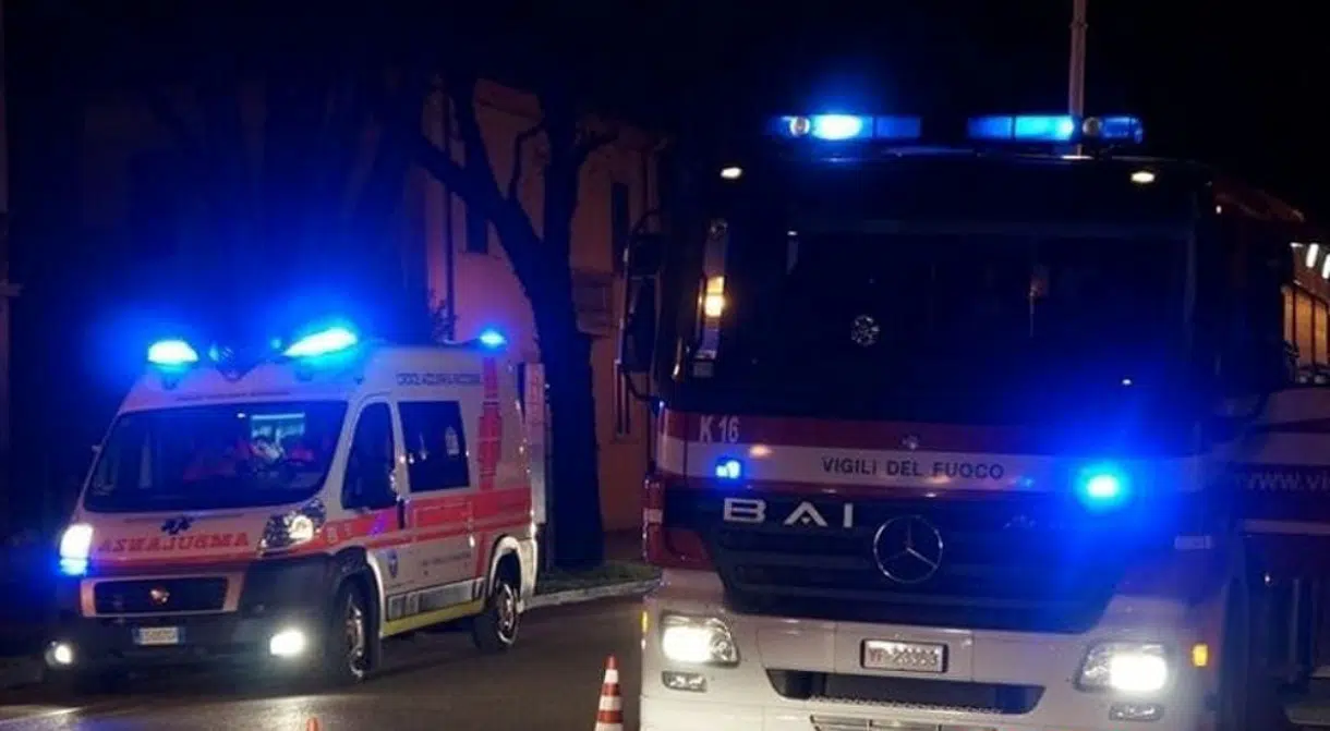 Si sente male e chiede aiuto, i vigili del fuoco sfondano la porta e lo trovano morto