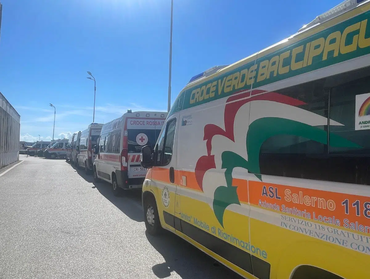 emergenza ruggi salerno barella ambulanza ferma 19 ore