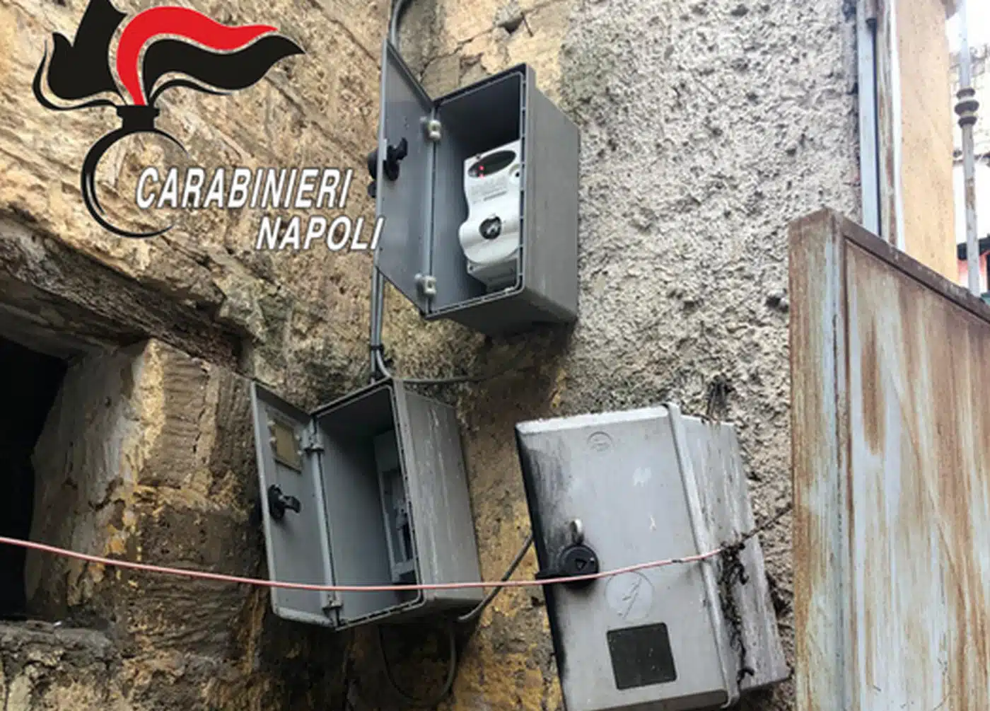 Palazzina allacciata abusivamente alla rete elettrica: 10 denunce nel Napoletano