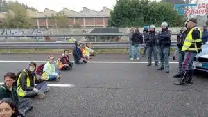 norma anti-gandhi cos'è carcere blocca strade ferrovie