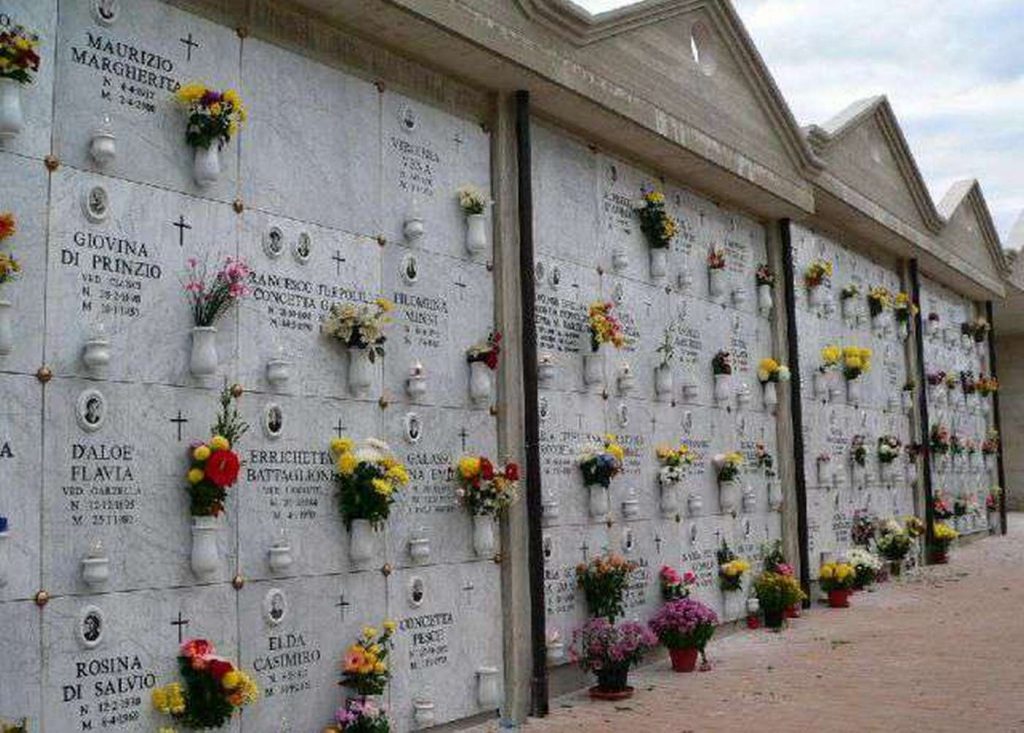 Chieti donna trovata morta cimitero busta plastica