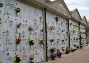 Chieti donna trovata morta cimitero busta plastica