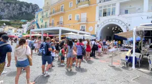 Boom di arrivi a Capri, lunghissima fila per la funicolare