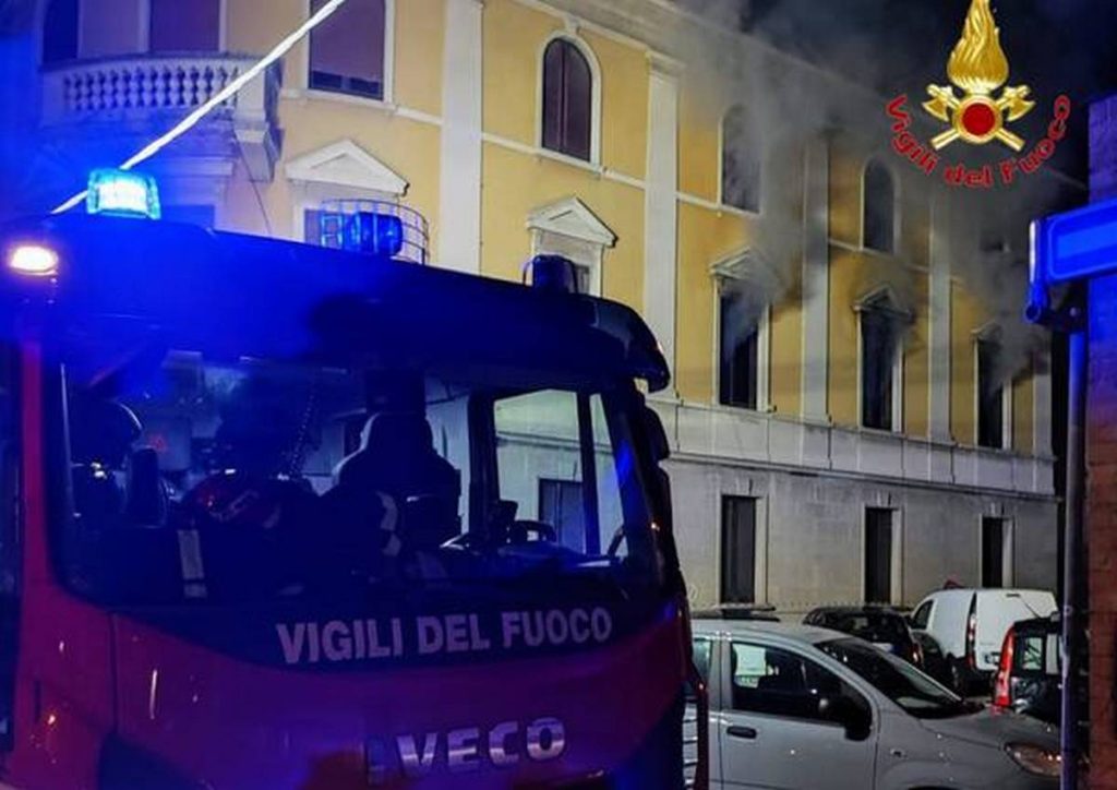 incendio appartamento varese uomo disabilità morto intossicato