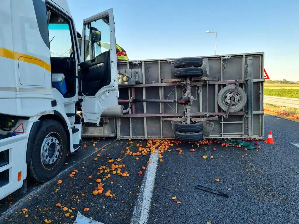 Caserta, camion si ribalta e la frutta invade l'autostrada