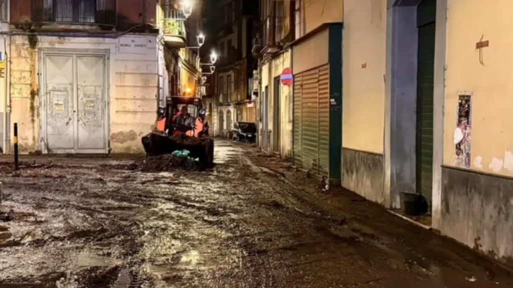 Maltempo a Sarno, fango e detriti lungo le strade: evacuati 40 residenti, scuole chiuse