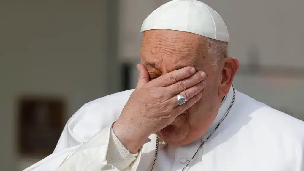 Papa Francesco condanna abusi sessuali Chiesa