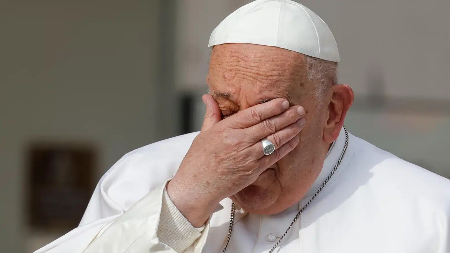 Papa Francesco condanna abusi sessuali Chiesa