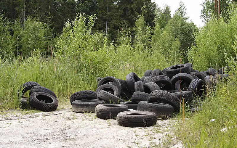 Discarica illegale pneumatici Castel