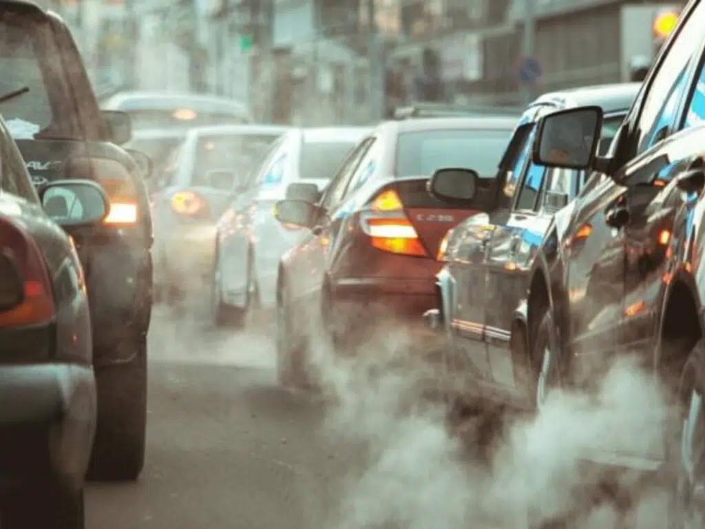 Smog e rumore del traffico mettono a rischio la fertilità, ma con effetti diversi in uomini e donne