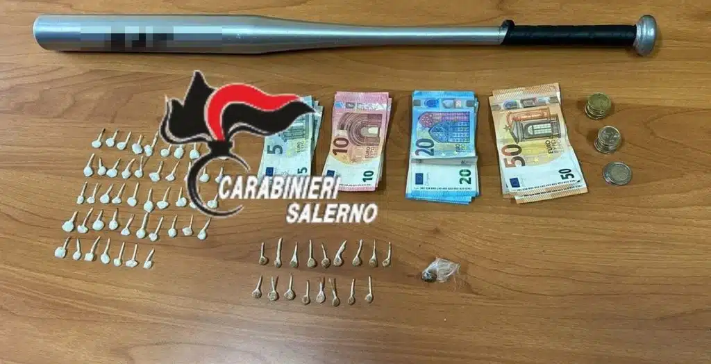 Siano, arrestato spacciatore: in auto droga e mazza da baseball