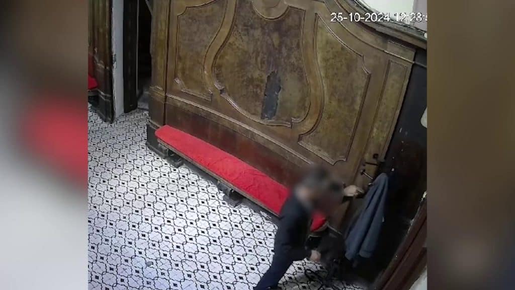 furto chiesa napoli ladro immortalato videocamera