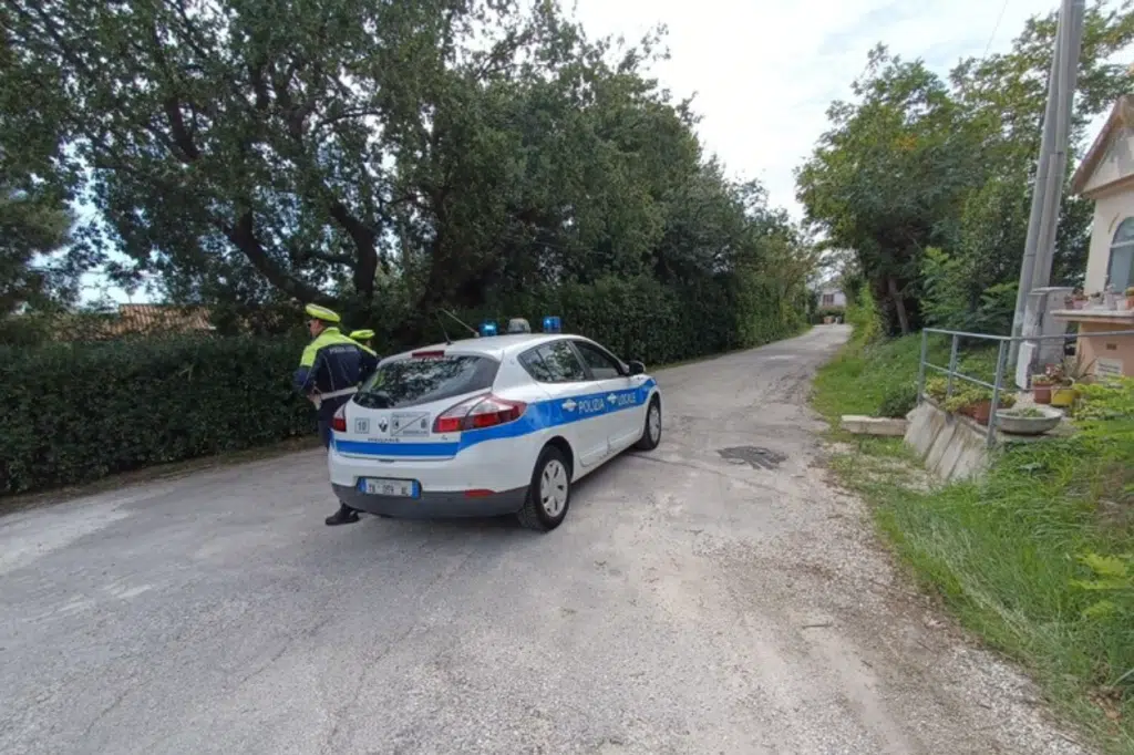 Bullizzato da compagni, si spara con la pistola del padre