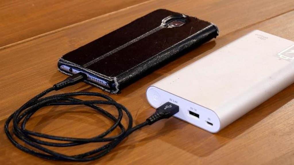 Napoli esplode power bank scuola studenti intossicati