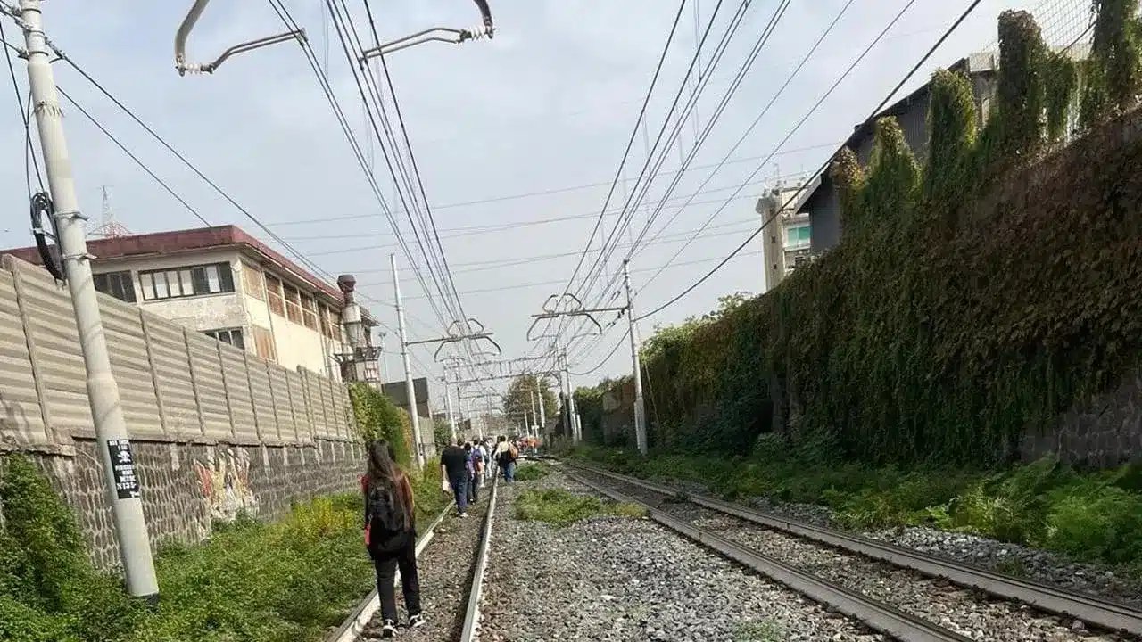 Avaria Circumvesuviana, passeggeri a piedi sui binari lungo la linea Napoli-Sarno