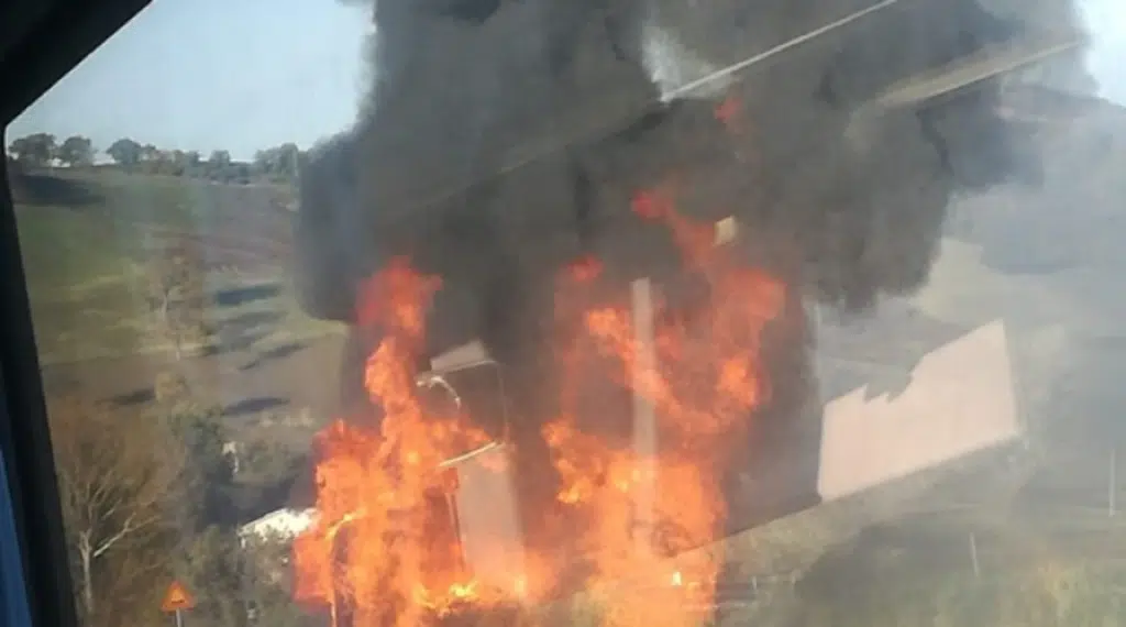 Campobasso, bus di studenti distrutto dalle fiamme: bimbi salvi