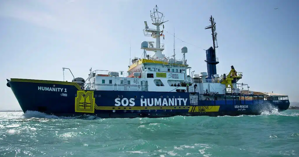 Salerno, arriva nave con un migrante soccorso in Libia