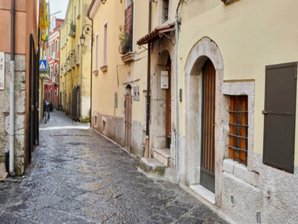 Eboli, auto a folle velocità in corso Garibaldi