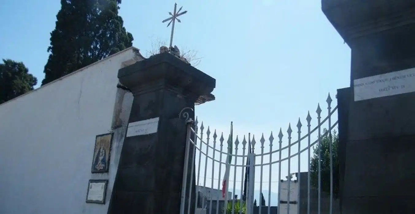 disabile svenuto cimitero torre annunziata salvato vigile fuori servizio