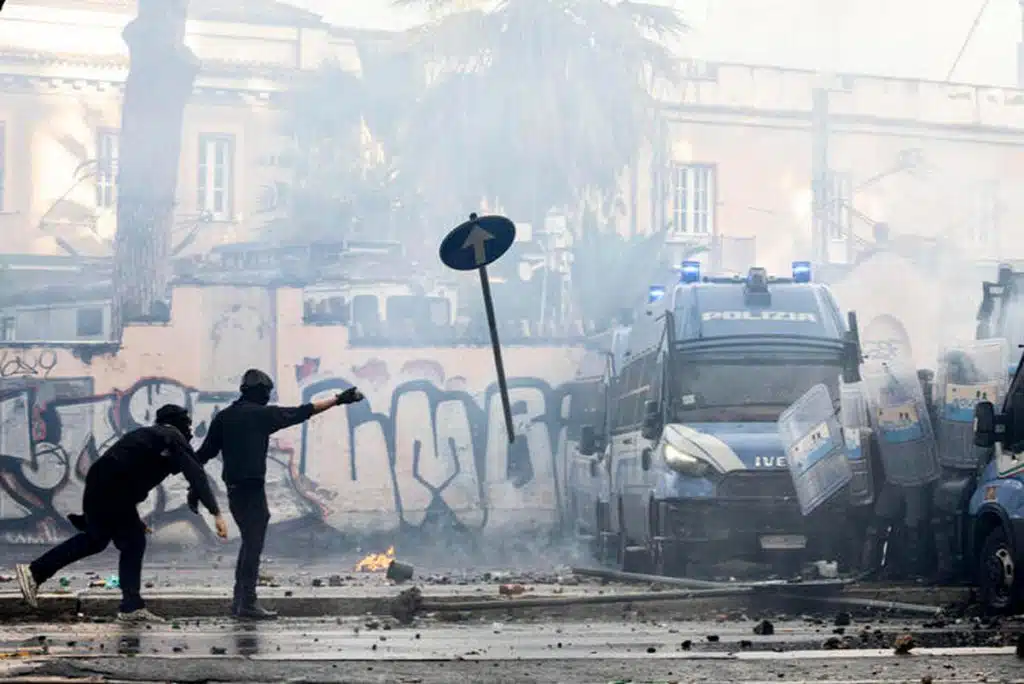 scontri corteo pro palestina roma feriti fermi infiltrati 5 ottobre