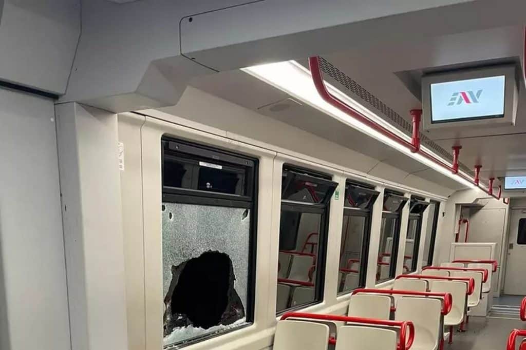 Napoli, capotreno e macchinista della Circumvesuviana aggrediti