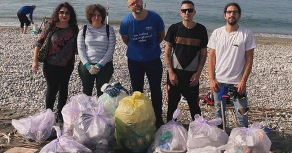 Salerno, operazione di clean up sulla spiaggia di via Allende. Recuperati 54 kg di rifiuti