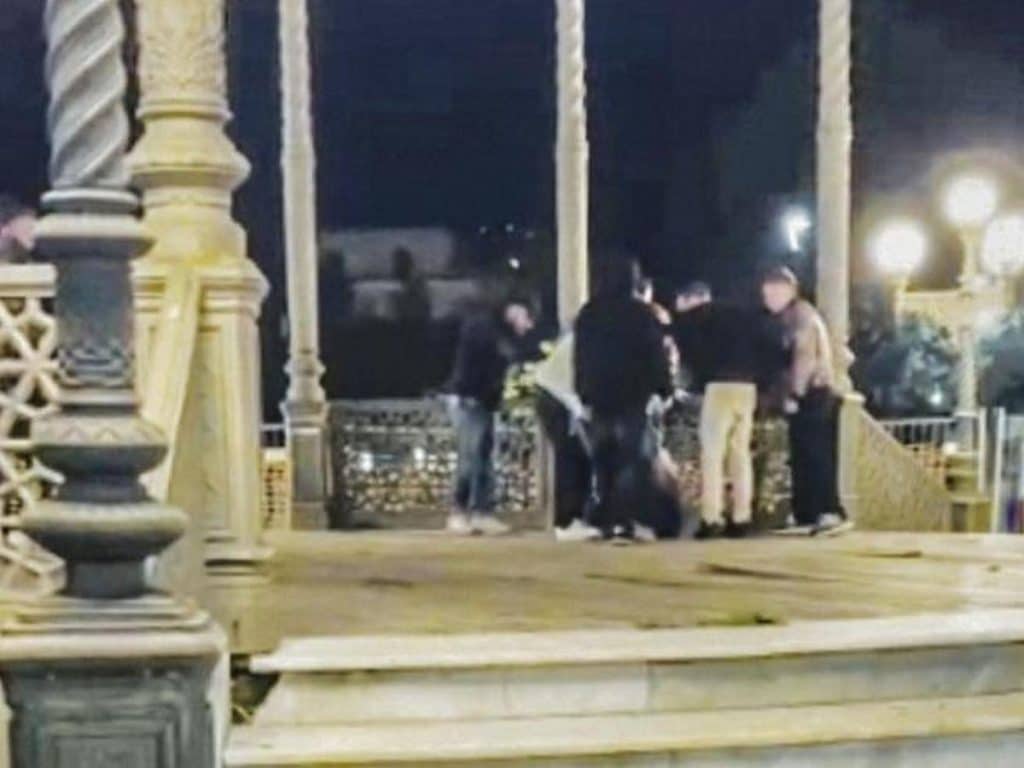 castellammare stabia straniero picchiato passanti filmano scena cosa è successo