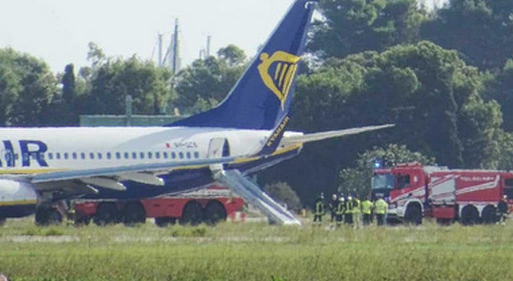 Principio incendio volo Ryanair Brindisi passeggeri evacuati scivoli