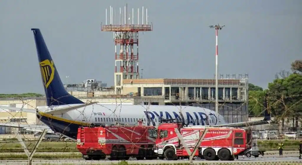 Aereo Ryanair diretto a Londra costretto a tornare a Brindisi dopo l'accensione della spia d'emergenza: è il quarto episodio in dieci giorni