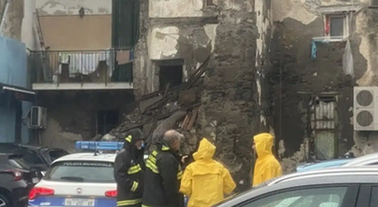 torre del greco palazzo crolla maltempo cosa è successo 18 ottobre